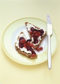 Wholemeal bread with cottage cheese & berry puree