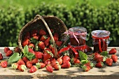 Stillleben mit Erdbeermarmelade und frischen Erdbeeren