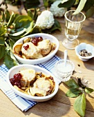 Pork medallions with gratin topping, with apple & cranberries