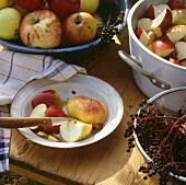 Stillleben mit Äpfeln und Holunderbeeren