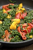 Pan-cooked spinach and peppers for tortilla