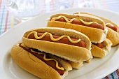 Hot Dogs mit Senf auf einer Platte