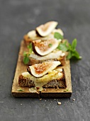 Walnut toast with goat's cheese and figs