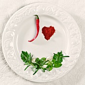 Teller mit Chilischote, Paprikapulver, Kräuter & Knoblauch
