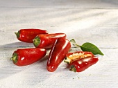 Fünf rote Jalapeño-Pfefferschoten