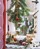Weihnachtlich Dekoriertes Fenster mit Zimtstangen