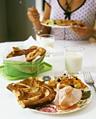 Apfelpfannkuchen mit Rohkostsalat und Schinken