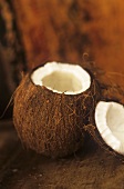 Eine offene Kokosnuss