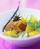 Gebratene Früchte mit Pina colada-Eis und Curacao