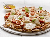 Pizza mit Tomaten, Mozzarella und Zwiebel