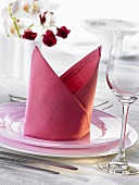 Napkin folding design: 'Bishop's mitre'