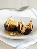 Grilled figs with ricotta and almonds