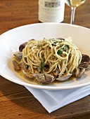 Spaghetti alle vongole (Spaghetti with clams, Italy)