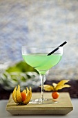 Pistazien-Cocktail (Pistaziensirup, Bourbon, Limettensaft)