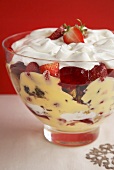 Trifle mit Panettone, Erdbeeren, Vanillecreme und Sahne