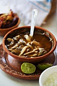 Hühnersuppe mit Pilzen und Limetten (Mexiko)