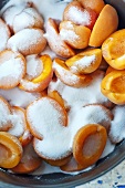 Aprikosen mit Zucker bedeckt