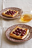 Puff pastries with ricotta and grapes