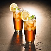 Cola mit Rum, Eiswürfeln und Zitrone