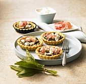 Tarteletts mit Sauerampfer, Parmaschinken und Ziegenkäse