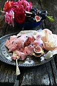 Frozen yogurt with figs and roses
