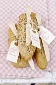 Bread rolls with table cards for a garden party