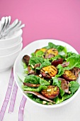 Spinach salad with ham and grilled peaches