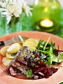 Minutensteak mit Rote-Bete-Salat und Bratkartoffeln