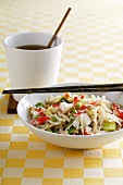 Wokgericht mit Hummer, Sprossen, Lauch und Reis (China)