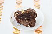 Zwei Schokoladen-Haselnuss-Brownies