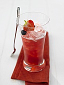 Ein Glas Erdbeer-Blaubeer-Drink