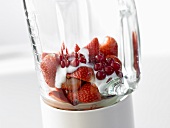 Erdbeeren, Johannisbeeren und Joghurt in einem Mixer