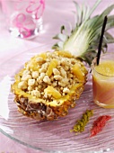 Ananas-Crumble in einer halben Ananas