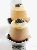 Zwei gefüllte Eierschalen mit Kaviar