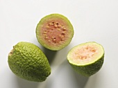 Eine ganze und eine halbierte Guave