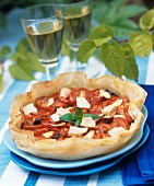 Filoteig-Tarte mit Tomaten und Thunfisch im Freien