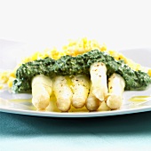 Asparagus with creamed spinach, butter and scrambled egg