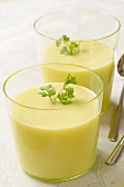 Cold courgette soup with chervil in two glasses