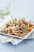 Tuna, pepper and tomato salad with walnuts and onions