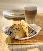 Panettone e caffelatte (Panettone mit Milchkaffee, Italien)