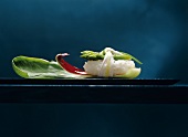 Vegetarisches Sushi mit grünem Spargel und Pak Choi