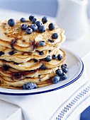 Ein Stapel Blaubeer-Pancakes
