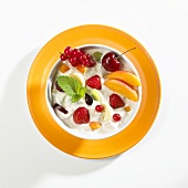 A plate of wholegrain yoghurt with fresh fruit