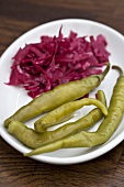 Eingelegte Peperoni und Rotkohl