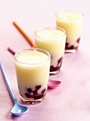 Vanillecreme mit Kirschsauce in drei Gläsern