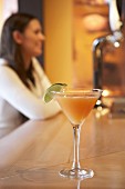 Ein Glas Martini-Cocktail auf einer Bar-Theke