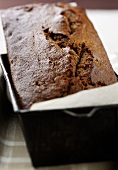 Parkin Cake (Ingwerkuchen, England) in einer Kastenform