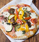 Vegetarische Pizza mit Gemüse und Mozzarella