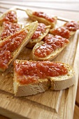 Weissbrotscheiben mit pürierten Tomaten und Olivenöl