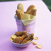 Deep-fried chicken legs with potato crisps and baguette
